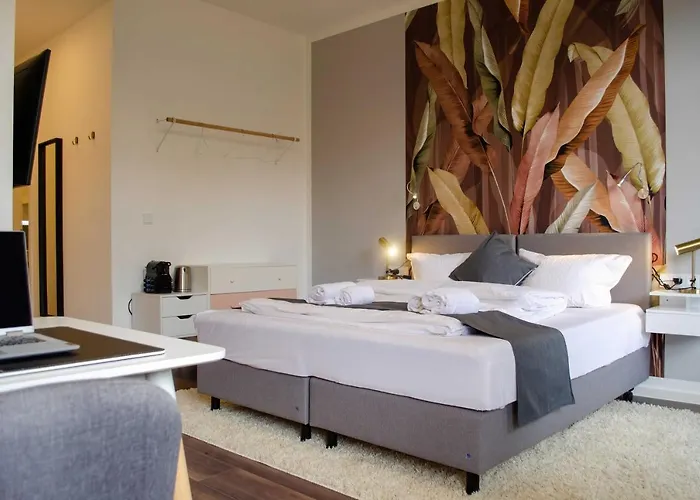 Homely 7 - Elegant Self-check-in For Urban Travelers