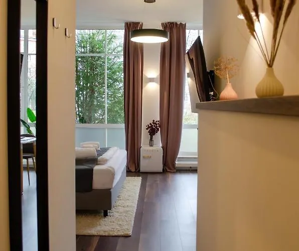 Homely 7 - Elegant Self-check-in For Urban Travelers